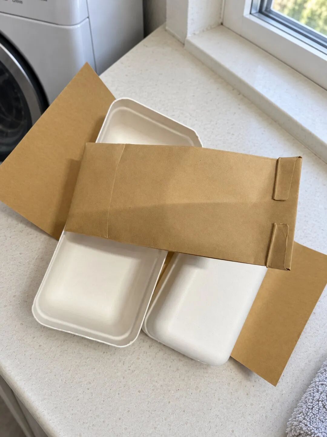 牛皮纸袋的折封细节与甘蔗纤维盒